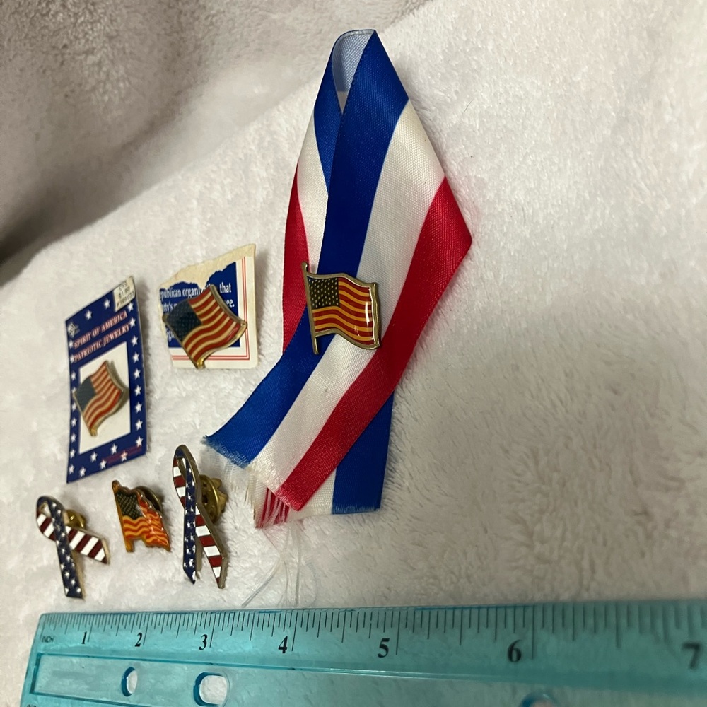 Vtg Patriotic American Flag Lapel Pin lot - Gold Tone, Red White Blue - Picture 3 of 4